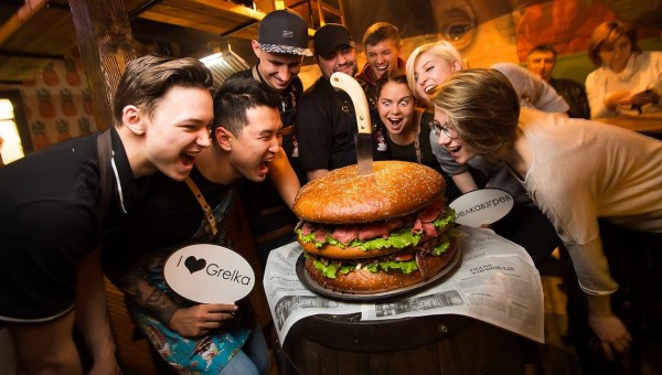 Бургер-гигант приготовили в Новосибирске