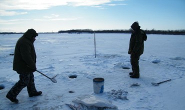 Под лед в Новосибирске провалился автомобиль с рыбаками
