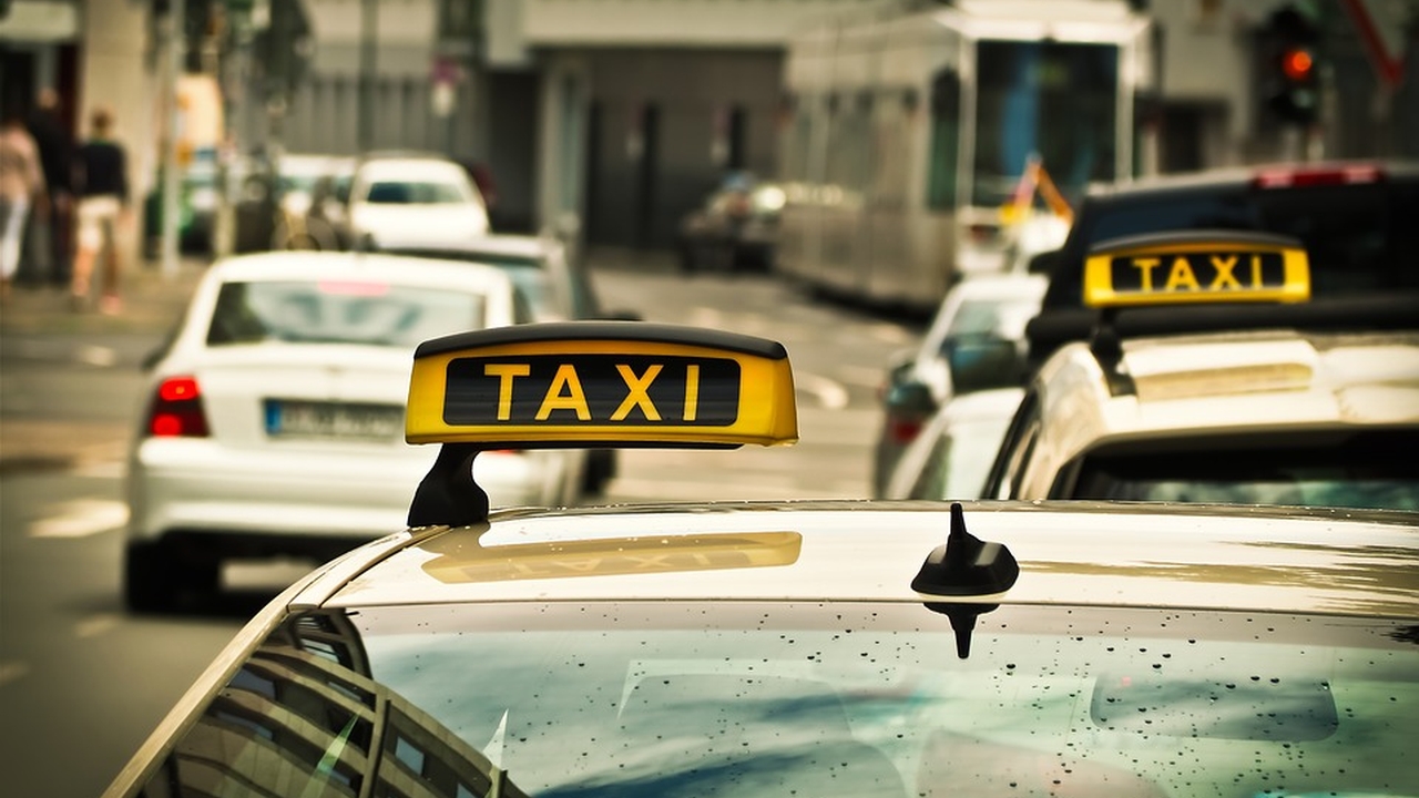 Новосибирский суд наказал таксиста за перелом клиентке двух пальцев
