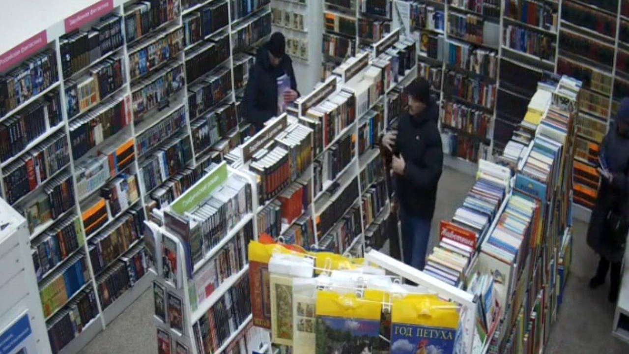Неизвестные грабители обнесли книжный магазин