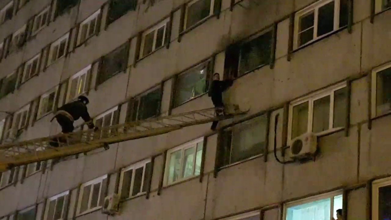 Спасатели сняли Человека-паука со стены дома