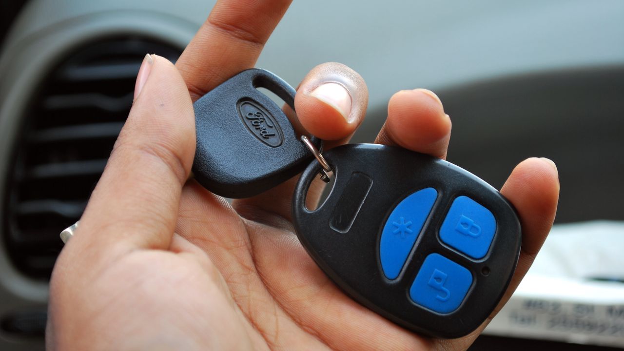 Новосибирцы стали регистрировать меньше привезённых авто