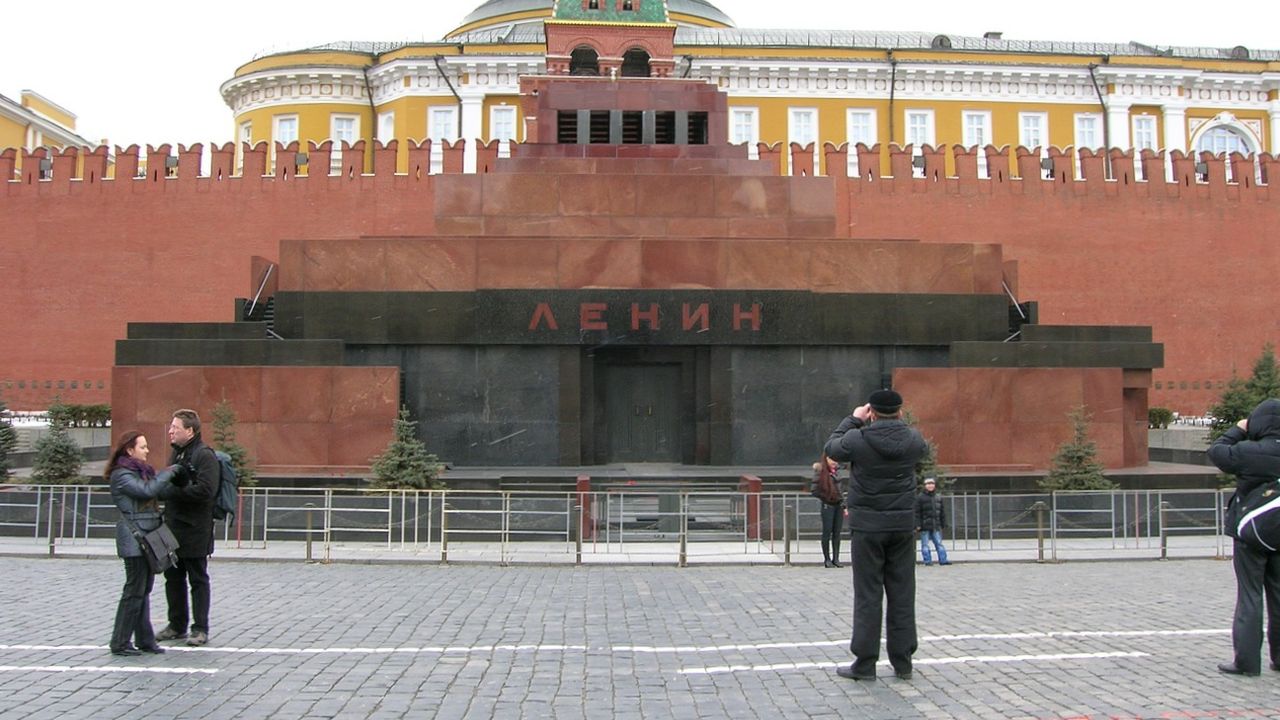 Ленина хотят убрать с Красной площади