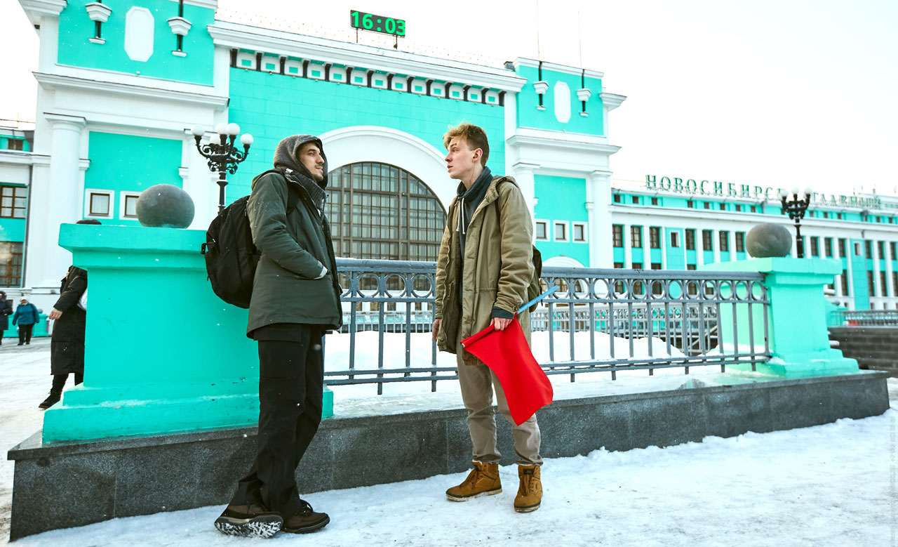 Беженцы на два вечера захватили вокзал «Новосибирск-Главный»