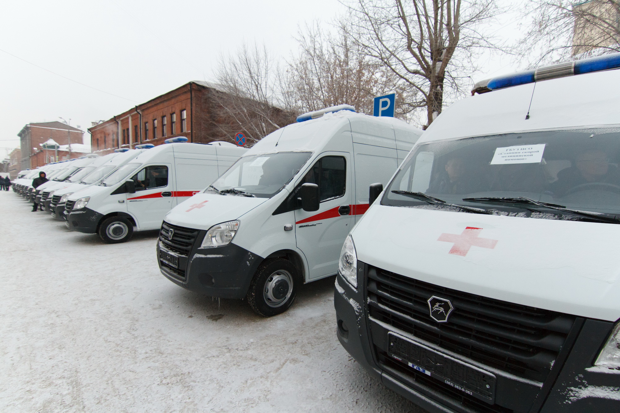 Андрей Травников вручил медикам ключи от 24 новых автомобилей скорой помощи