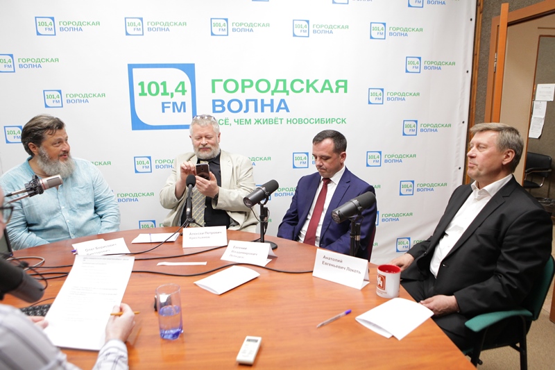 Четыре кандидата в мэры, включая Анатолия Локтя, встретились на дебатах