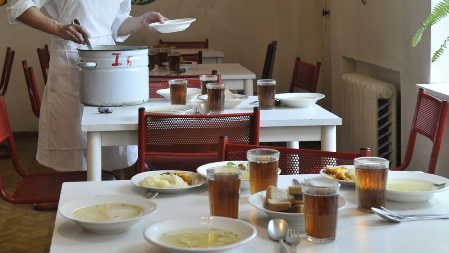 В двух школах Октябрьского района ученики отравились едой из столовой