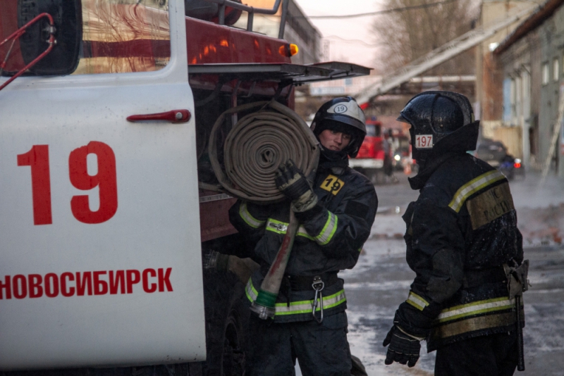 Фото пожарные на фоне горящего дома