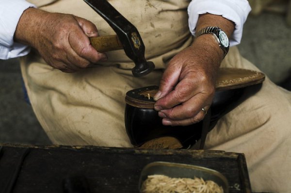 92-летний индивидуальный предприниматель чинит обувь и сумки