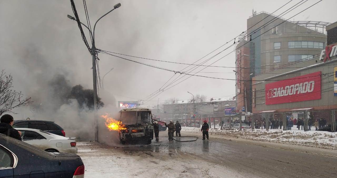 На площади Маркса сгорел автобус № 112