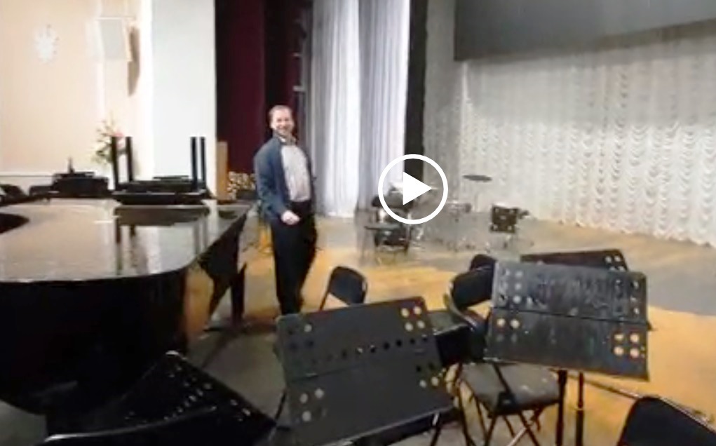 На сцене малого зала филармонии музыкантов залило водой (видео)
