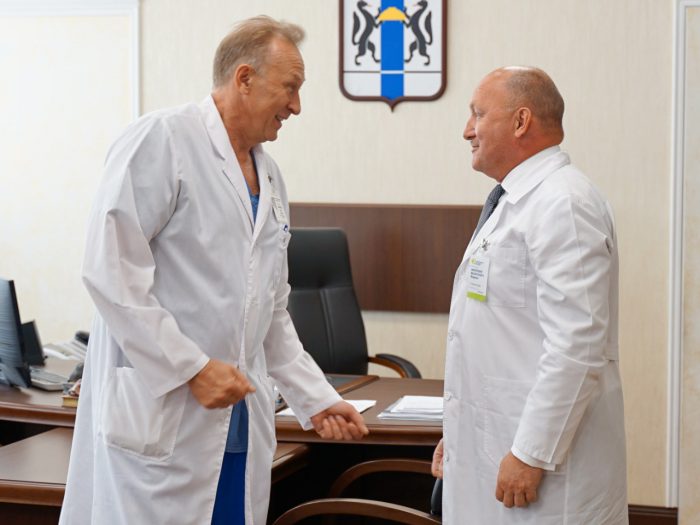 Ректор НГМУ Игорь Маринкин и главный врач Новосибирской областной больницы Анатолий Юданов 