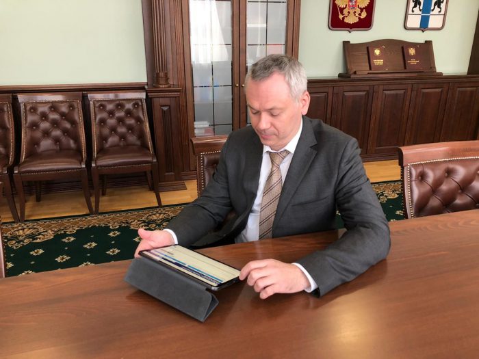 Губернатор Новосибирской области Андрей Травников принимает участие в праймериз "Единой России" с рабочего планшета.