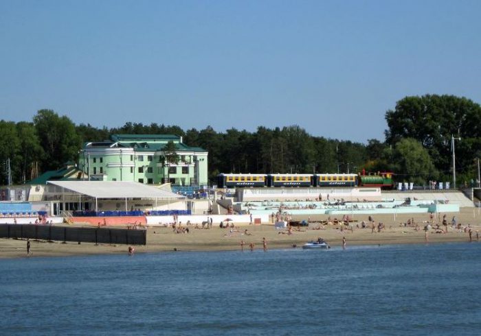 Пляж ОАО "РЖД" в Заельцовском парке Новосибирска много лет работает на платной основе, при этом деньги мэрии как собственнику участка компания не платит. Вид с Оби.
