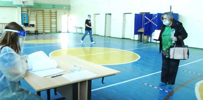 Ранее голосование по поправкам в Конституцию России в помещении избирательного участка, Новосибирская область.