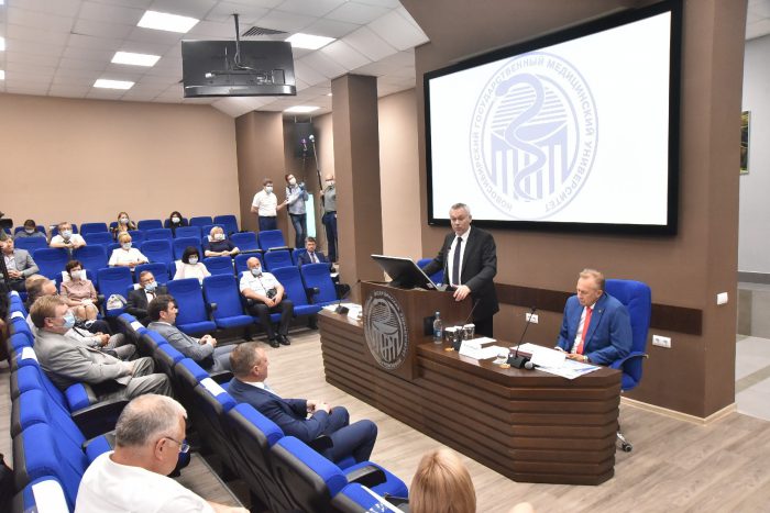 Губернатор Новосибирской области вручил дипломы выпускникам Новосибирского государственного медицинского университета 