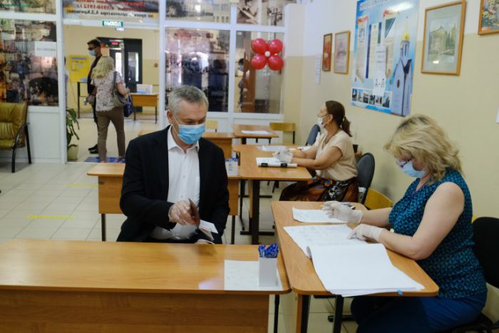 Андрей Травников заполнил свой бюллетень в первый день раннего голосования