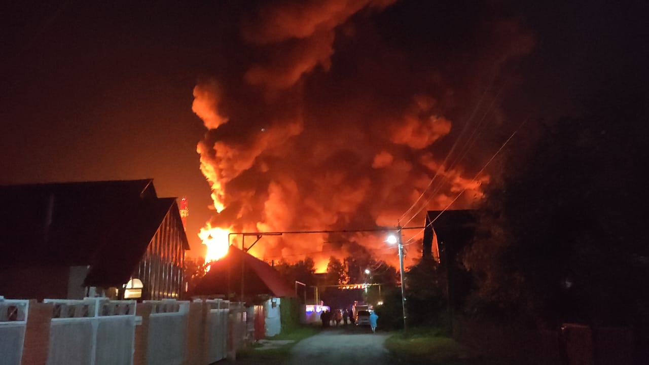 Сильный пожар на складах ОбьГЭСа тушили четыре часа