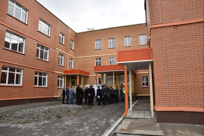 Рабочая поездка губернатора Новосибирской области Андрея Травникова в Первомайский район, посещение строящегося детского сада.