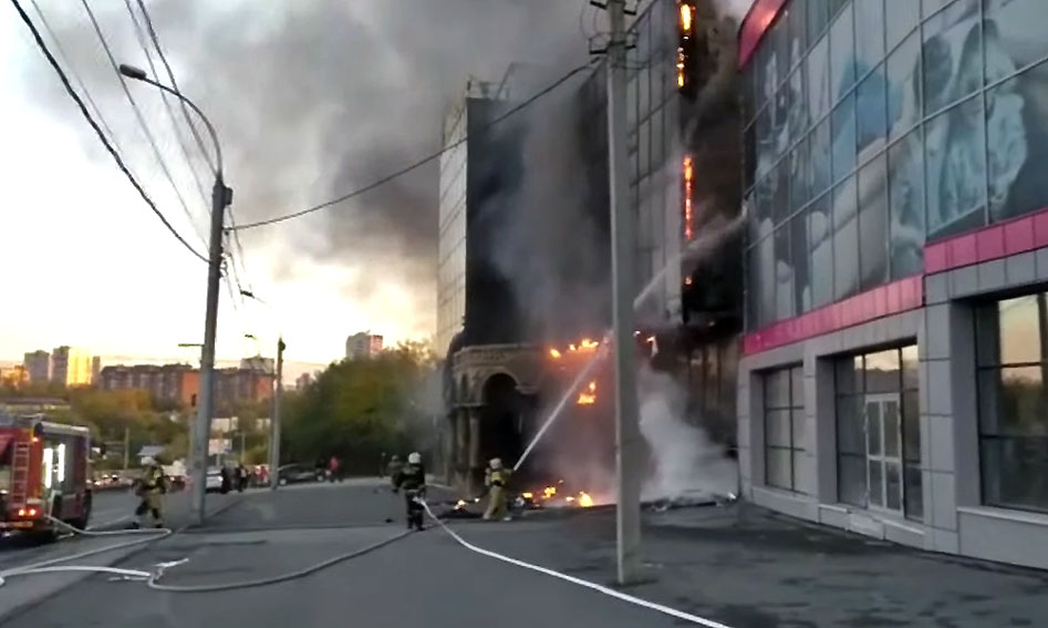 В центре Новосибирска в гостиничном комплексе ликвидирован большой пожар