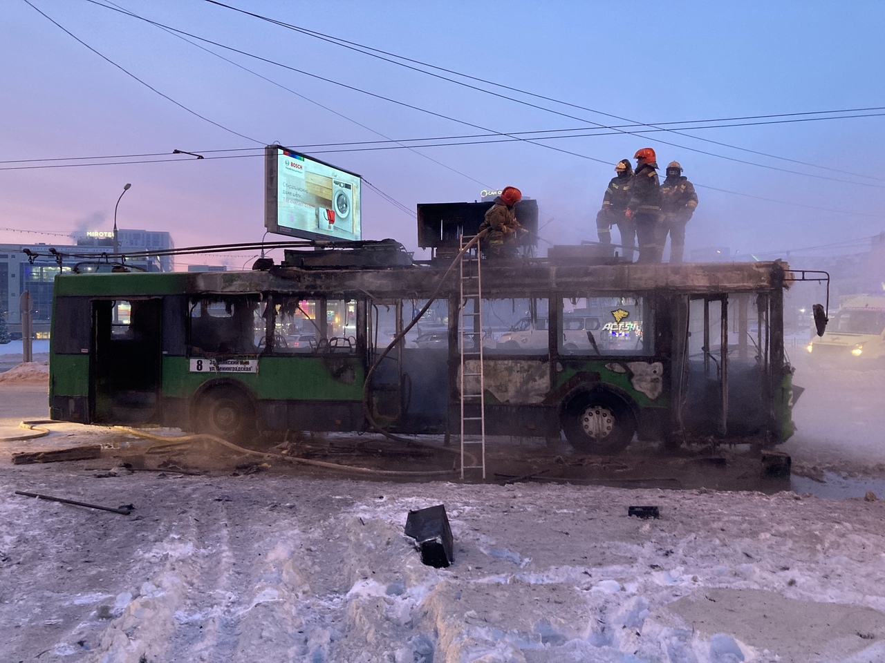 Троллейбус № 8 загорелся на пл. Маркса в 30-градусный мороз - Новая Сибирь  online