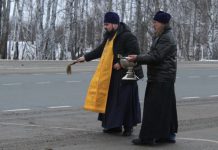 По просьбе ГИБДД под Новосибирском освятили аварийную трассу