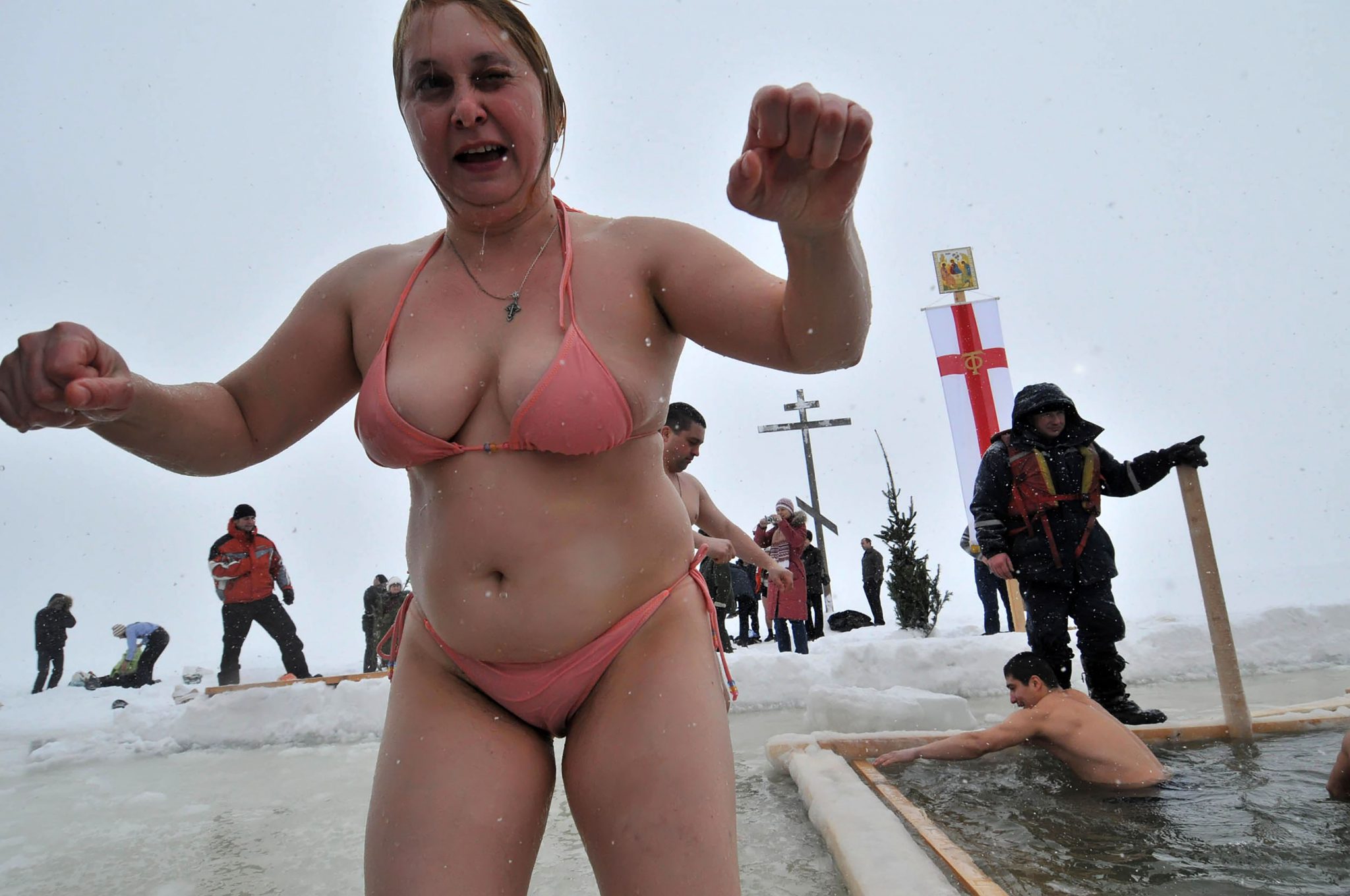 женщины в проруби купаются голыми фото 61