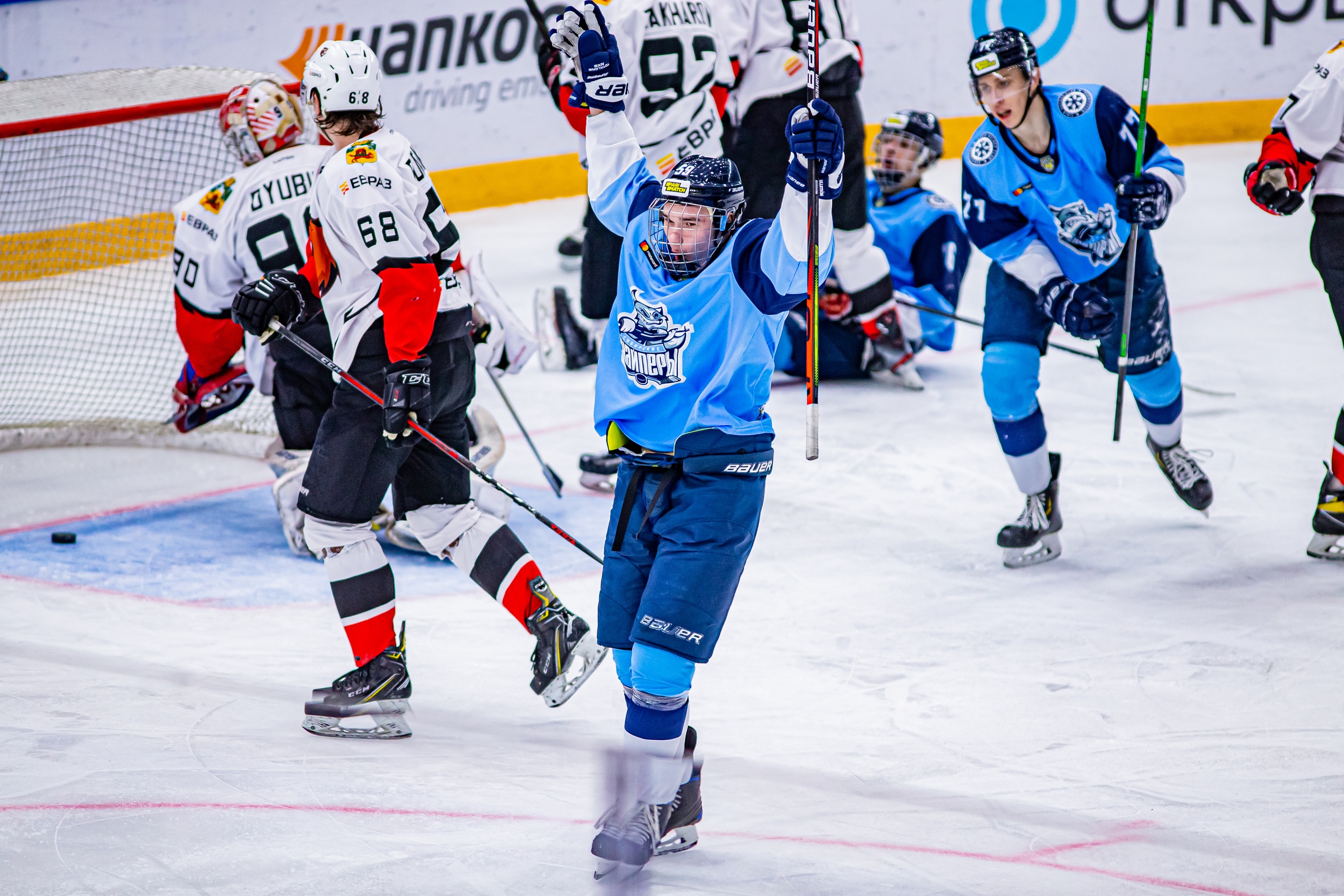 Новосибирские хоккеисты обыграли клуб из Кузбасса и приблизились к плей-офф