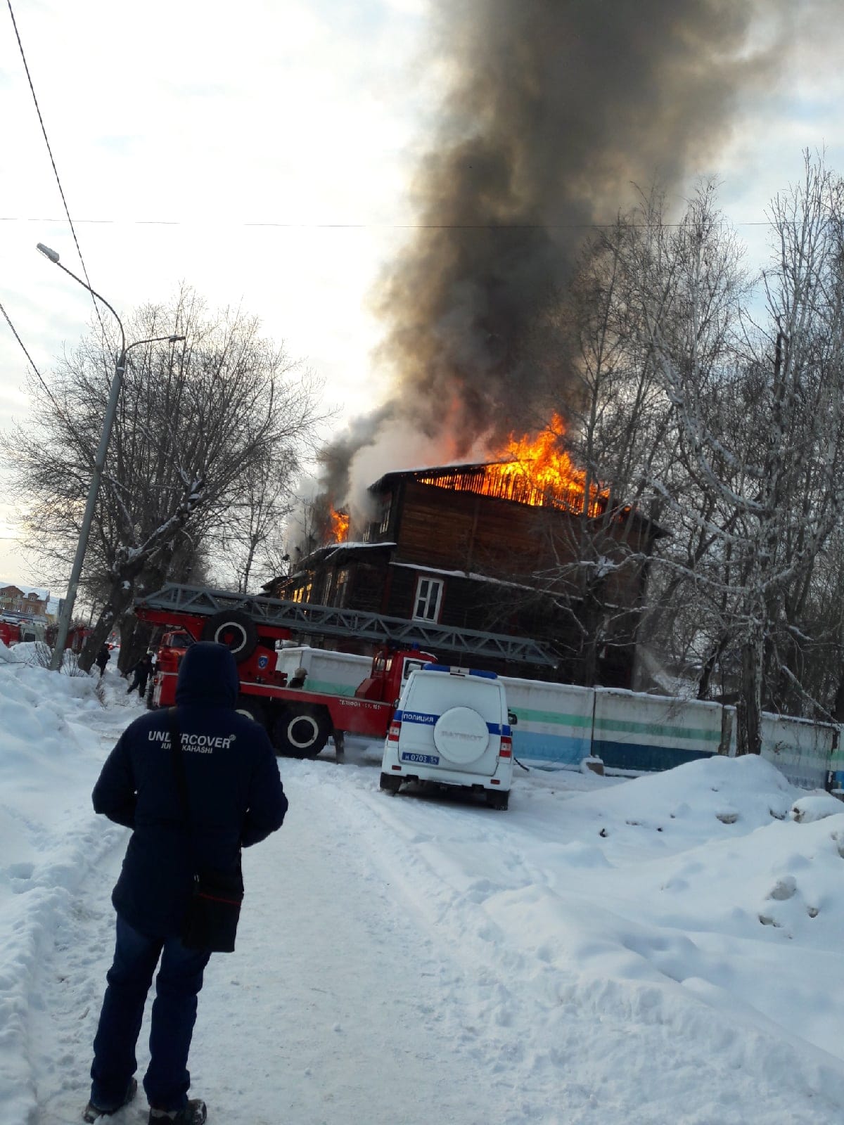 В Ленинском районе Новосибирска загорелся трехэтажный дом. Видео