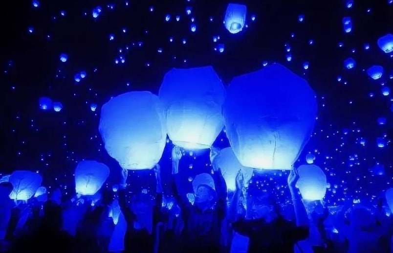 Картинка зажги синим. Синий фонарик. Голубой фонарик. Фестиваль фонарей в синем цвете. Акция Зажги синим.