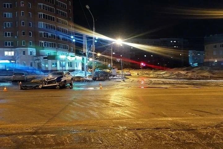 Ночью в аварии в Калининском районе Новосибирска кроссовер влетел в столб. Видео
