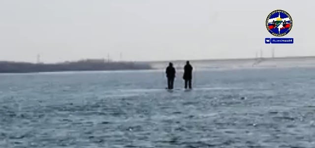 Спасатели выручили уплывающих на льдине новосибирских подростков