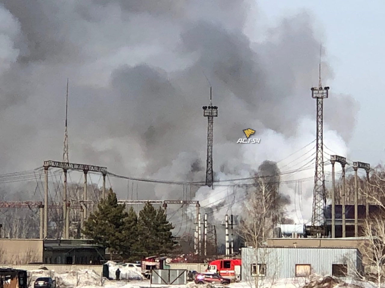 В Новосибирске горит подстанция в Калининском районе