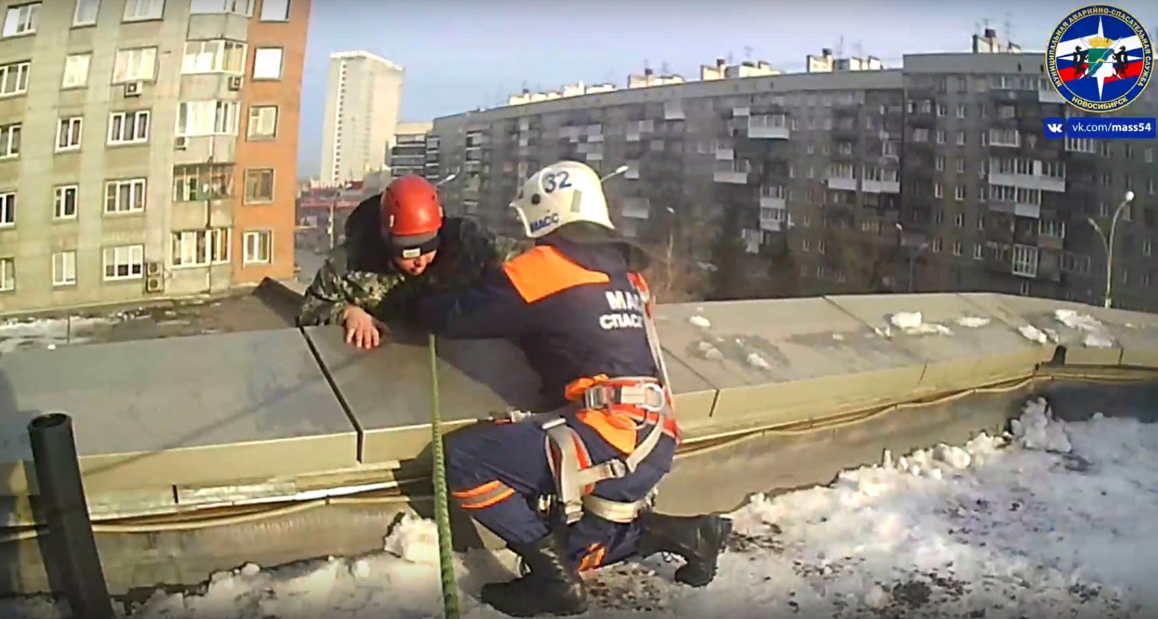 В Новосибирске спасатели эвакуировали с крыши паникующего рабочего. Видео
