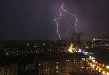 В Новосибирске на смену «черному небу» идут грозы и ветер