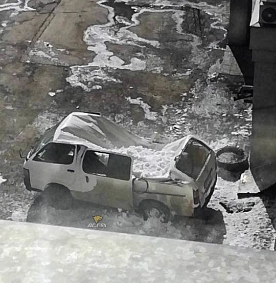 Снежная глыба расплющила автомобиль в Новосибирске