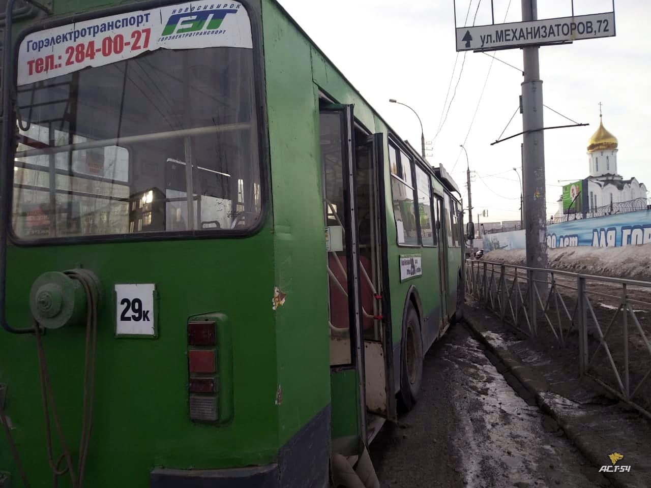 «Спасибо, что не загорелся»: в Новосибирске у троллейбуса отказали тормоза