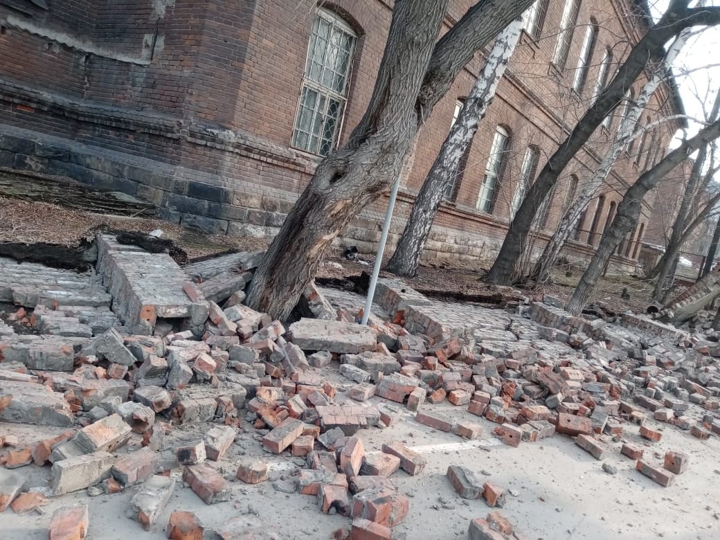 В Новосибирске рухнул забор психиатрической больницы №3