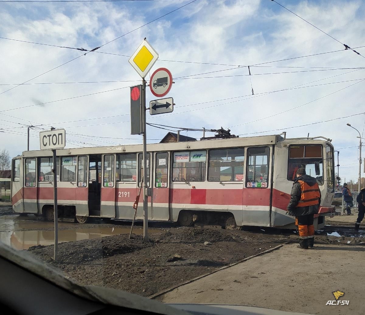 Трамвай сошел с рельсов в Ленинском районе Новосибирска