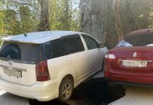 В Новосибирске из-за испытаний теплосетей под машинами провалился асфальт