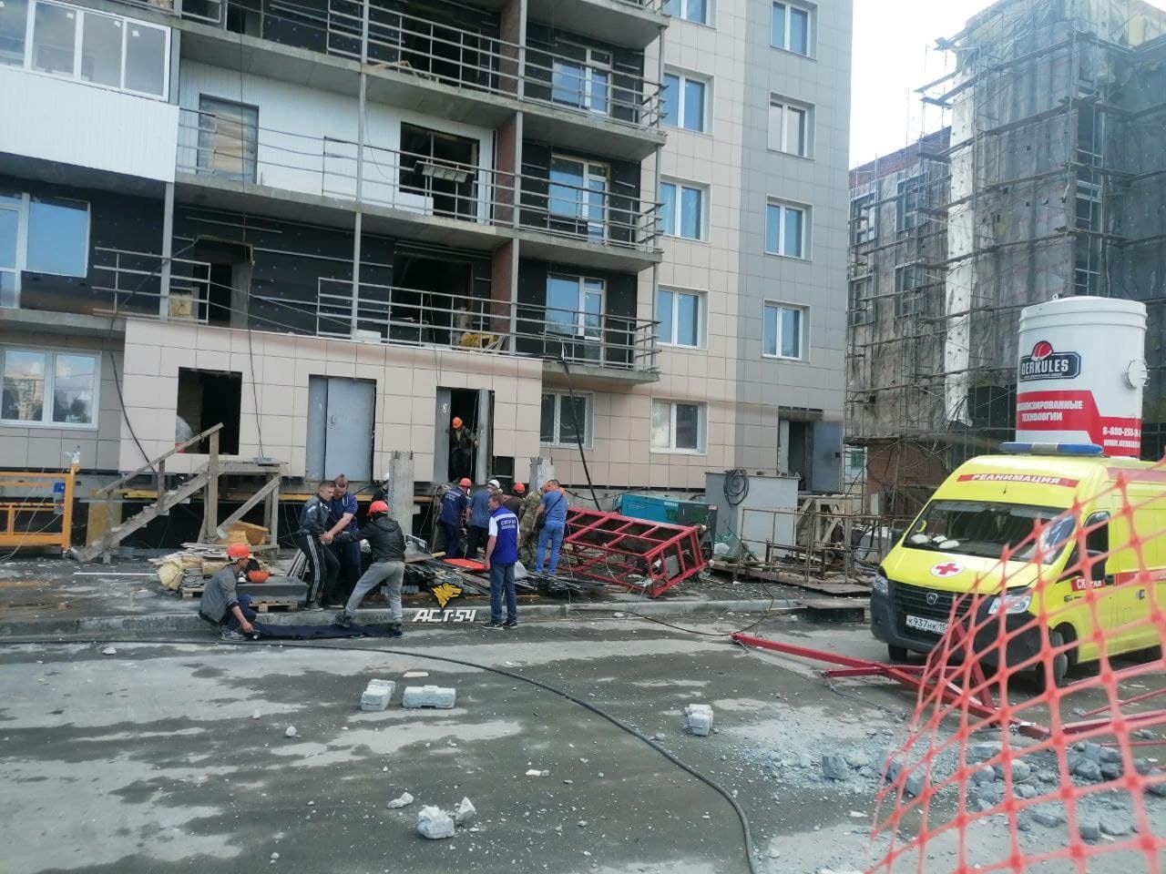 ЧП на стройке в Новосибирске: рухнула люлька с рабочими, есть пострадавшие