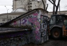 В Новосибирске сносят советский общественный туалет за НОВАТом