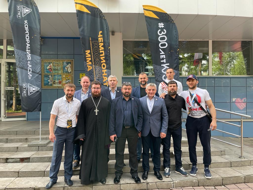 Новосибирский священник молитвенно поддерживал спортсменов ММА на ЧР