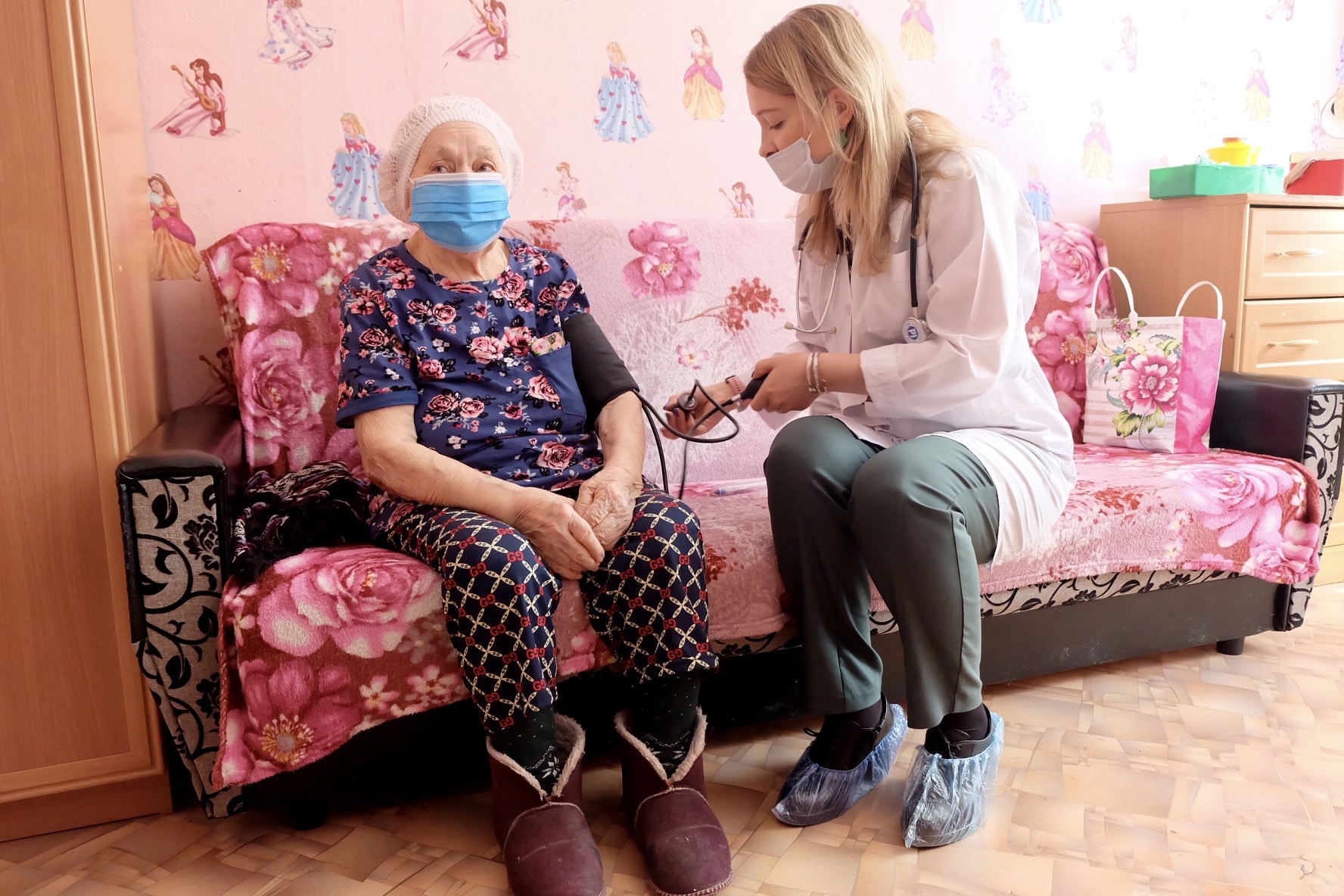 102-летняя жительница Новосибирска привилась от коронавируса