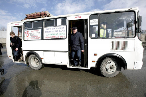 В Новосибирске из автобуса на ходу выпала 84-летняя бабушка