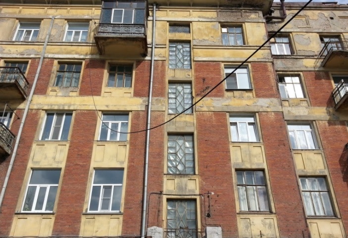 Фасад новосибирского дома-памятника пошел трещинами