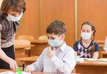 Власти НСО через силу допустят к работе непривитых учителей