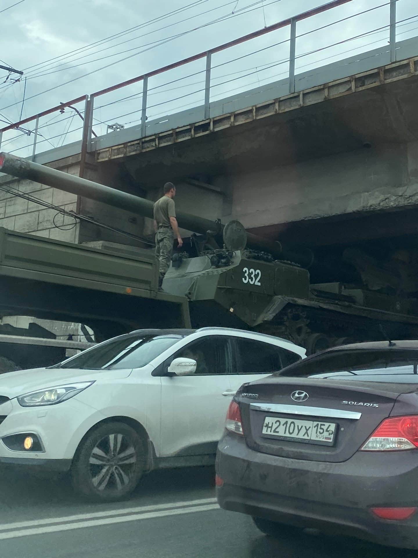 Одна из самых мощных пушек в мире застряла под мостом в Новосибирске -  Новая Сибирь online