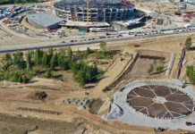 Гигантская снежинка появилась возле строящегося ледового дворца спорта