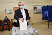 Губернатор Травников проголосовал на выборах в Госдуму